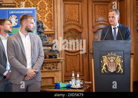 Hamburk, Germania. 20 giugno 2024. Christoph Holstein, Consigliere di Stato del Ministero dell'interno e dello Sport della città di Amburgo (a destra), riceve i rappresentanti della nazionale ceca di calcio presso il municipio durante il Campionato europeo UEFA Euro 2024, ad Amburgo, in Germania, il 20 giugno 2024. Il secondo da sinistra è il portiere Vitezslav Jaros. Crediti: Vit Simanek/CTK Photo/Alamy Live News Foto Stock