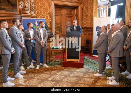 Hamburk, Germania. 20 giugno 2024. Christoph Holstein, Consigliere di Stato del Ministero dell'interno e dello Sport della città di Amburgo (centro), riceve i rappresentanti della nazionale ceca di calcio presso il municipio durante il Campionato europeo UEFA Euro 2024, ad Amburgo, in Germania, il 20 giugno 2024. Crediti: Vit Simanek/CTK Photo/Alamy Live News Foto Stock