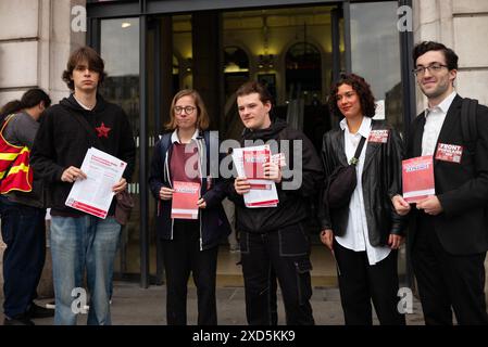 Parigi, Francia. 20 giugno 2024. Manifesti e volantini per le elezioni legislative a Parigi, in Francia, il 20 giugno 2024. Foto di Pierrick Villette/ABACAPRESS. COM credito: Abaca Press/Alamy Live News Foto Stock