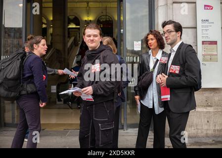 Parigi, Francia. 20 giugno 2024. Manifesti e volantini per le elezioni legislative a Parigi, in Francia, il 20 giugno 2024. Foto di Pierrick Villette/ABACAPRESS. COM credito: Abaca Press/Alamy Live News Foto Stock