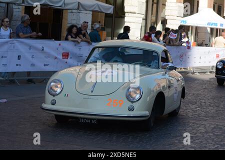 FERRARA, ITALIA - 15 giugno -2024: Una classica corsa per le strade di Ferrara durante la mille miglia 2024. Foto Stock