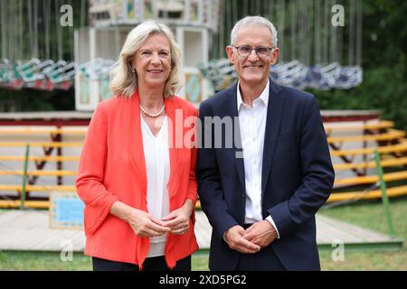 Norimberga, Germania. 20 giugno 2024. Katja Wildermuth (l), direttore generale della Bayerischer Rundfunk, e Tassilo Forchheimer, capo della Bayerischer Rundfunk Frankenstehen, si affiancano per un ritratto. Crediti: Daniel Löb/dpa/Alamy Live News Foto Stock