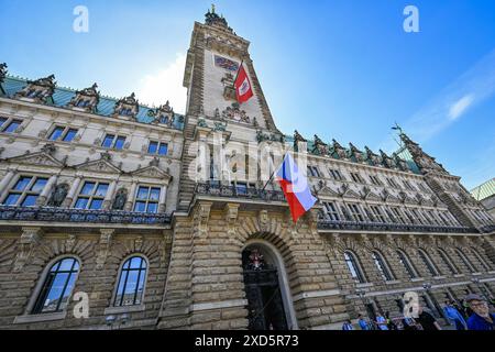 Hamburk, Germania. 20 giugno 2024. L'edificio del municipio, dove Christoph Holstein, Consigliere di Stato del Ministero dell'interno e dello Sport della città di Amburgo, ha ricevuto i rappresentanti della nazionale ceca di calcio durante il Campionato europeo UEFA Euro 2024, ad Amburgo, in Germania, il 20 giugno 2024. Crediti: Vit Simanek/CTK Photo/Alamy Live News Foto Stock