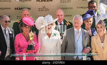 Ascot, Berkshire, Regno Unito. 20 giugno 2024. Re Carlo III e la regina Camilla presentano la Gold Cup al vincitore della gara. La gara è stata vinta da Kypriot, l'allenatore Aidan o'Brian, i proprietari Moyglare Stud, Michael Tabor, Susan Magnier e Westerberg. 3° giorno, giorno delle signore, di Royal Ascot all'ippodromo di Ascot. Dapper gentiluomini in abbigliamento formale e signore, spesso in abiti e elaborate creazioni di cappelli possono essere visti arrivare e mescolarsi. Crediti: Imageplotter/Alamy Live News Foto Stock