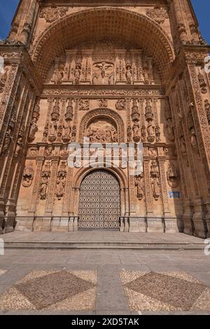 Spagna, Castiglia e León, Salamanca, facciata del Convento de San Esteban, monastero domenicano in stile plateresco costruito tra il 1524 e il 1610. Foto Stock