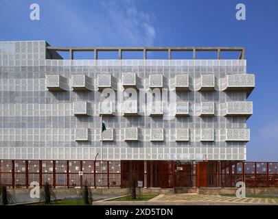 Vista frontale della facciata esterna. Terzo spazio, Udaipur, India. Architetto: Studio Saar, 2023. Foto Stock