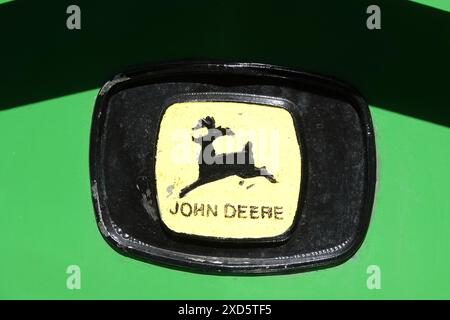 Itterbeck, Germania - 16 giugno 2024 Logo di un trattore vecchio: John Deere (riverniciato) Foto Stock