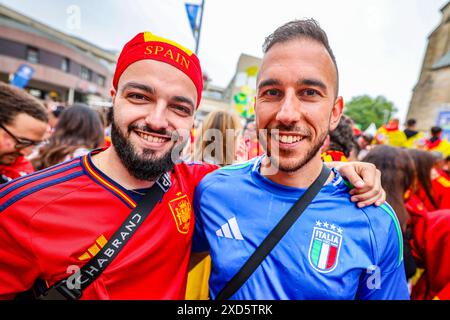 Gelsenkirchen, Germania. 20 giugno 2024. Calcio: Campionato europeo, Spagna - Italia, turno preliminare, gruppo B, 2° partita, un tifoso spagnolo (l) e un tifoso italiano festeggiano insieme a Gelsenkirchen-Buer prima della partita. Credito: Christoph Reichwein/dpa credito: dpa Picture Alliance/Alamy Live News/dpa/Alamy Live News Foto Stock