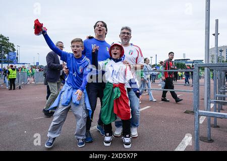 Gelsenkirchen, Germania. 20 giugno 2024. Gelsenkirchen, Germania, 20 giugno 2024: Tifosi d'Italia prima della partita di calcio del gruppo B di UEFA EURO 2024 tra Spagna e Italia all'Arena AufSchalke di Gelsenkirchen, Germania. (Daniela Porcelli/SPP) credito: SPP Sport Press Photo. /Alamy Live News Foto Stock
