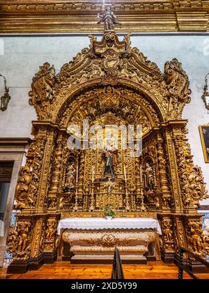 L'intricato interno dorato della chiesa carmelitana Igreja do Carmo nella città vecchia di Faro in Portogallo, in Europa. Igreja da Ordem Terceira de Nossa S Foto Stock