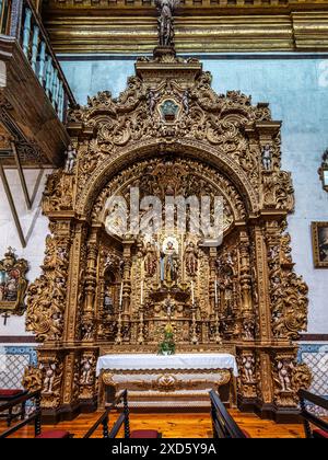 L'intricato interno dorato della chiesa carmelitana Igreja do Carmo nella città vecchia di Faro in Portogallo, in Europa. Igreja da Ordem Terceira de Nossa S Foto Stock