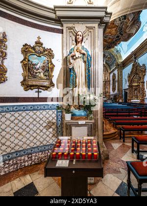 L'intricato interno dorato della chiesa carmelitana Igreja do Carmo nella città vecchia di Faro in Portogallo, in Europa. Igreja da Ordem Terceira de Nossa S Foto Stock