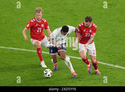 Il Jude Bellingham (centro) dell'Inghilterra combatte contro Morten Hjulmand (sinistra) e Pierre-Emile Hojbjerg durante la partita di UEFA Euro 2024 all'Arena di Francoforte, Germania. Data foto: Giovedì 20 giugno 2024. Foto Stock