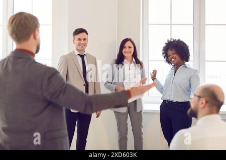 Uomo d'affari che conduce una presentazione per i colleghi in ufficio Foto Stock