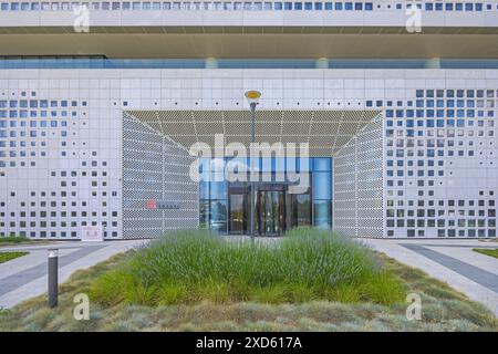 Belgrado, Serbia - 19 giugno 2023: Centro culturale Cinese moderno edificio nuova Belgrado durante la giornata estiva. Foto Stock