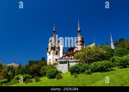 Il castello di Peles circondato da splendidi parchi nella città di Sinaia, Transilvania, Carpazi, Romania, tempo estivo, giorno luminoso e soleggiato wi Foto Stock