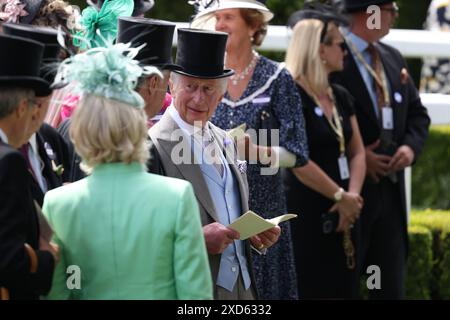 Il Royal Ascot Inghilterra Regno Unito 20 giugno 2024 Re Carlo III e Regina Camilla arrivano al Royal Ascot in una bella giornata di giugno soleggiata , accolti da applausi ed eccitanti il giorno 3 dell'evento. Foto Stock