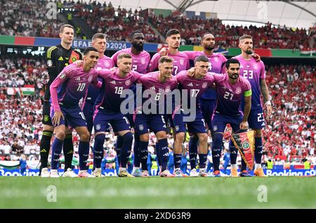 Fussball, Europameisterschaft, EURO 2024, Gruppe A, MHP-Arena Stuttgart: Deutschland - Ungarn 2:0; Mannschaftsfoto Deutschand, hi.v.li.: Manuel Neuer (GER), Toni Kroos (GER), Antonio RŸdiger (GER), Kai Havertz (GER), Jonathan Tah (GER), Robert Andrich (GER), vo.v.li.: Jamal Musiala (GER), Maximilian MittelstŠdt (GER), Joshua Kimmich (GER), Florian Wirtz (GER), Ilkay GŸndogan (GER). Foto Stock