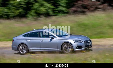 Milton Keynes, Regno Unito - 20 giugno 2024: Vettura Audi A5 d'argento 2018 che guida su una strada di campagna britannica Foto Stock