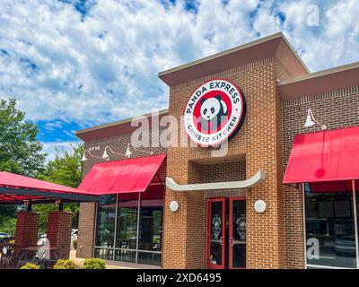 Douglasville, GA - 10 giugno 2024: Panda Express è una catena di ristoranti che serve cucina americana cinese in un ambiente veloce e informale. Foto Stock