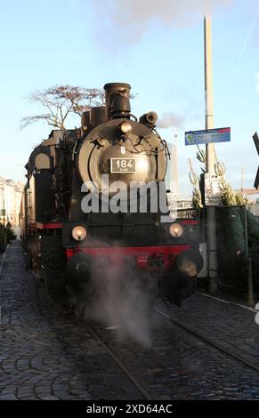 FRANCOFORTE, GERMANIA - 15 DICEMBRE 2013: Vecchio treno nero con vapore sui binari vicino alla storica città vecchia Romer Foto Stock