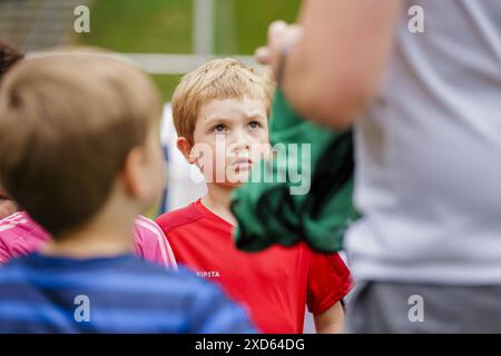 Kind hoert einem Trainer auf dem Fussballplatz zu, Bonn, 19.06.2024. Bonn Deutschland *** bambini che ascoltano un allenatore sul campo di calcio, Bonn, 19 06 Foto Stock