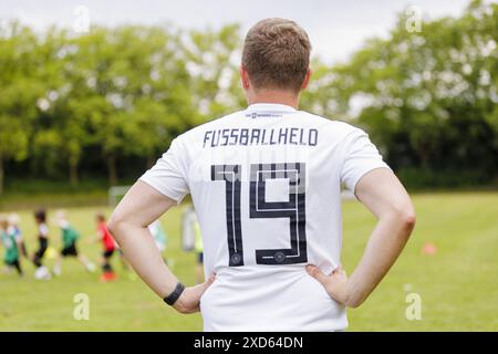 Ehrenamtlicher Trainer Trainiert Kinder auf dem Fussballplatz, Bonn, 19.06.2024. Bonn Deutschland *** il pullman volontario allena i bambini sul campo da calcio Foto Stock