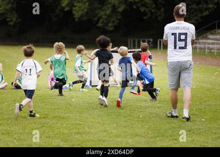 Ehrenamtlicher Trainer Trainiert Kinder auf dem Fussballplatz, Bonn, 19.06.2024. Bonn Deutschland *** il pullman volontario allena i bambini sul campo da calcio Foto Stock