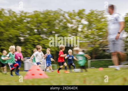 Ehrenamtlicher Trainer Trainiert Kinder auf dem Fussballplatz, Bonn, 19.06.2024. Bonn Deutschland *** il pullman volontario allena i bambini sul campo da calcio Foto Stock