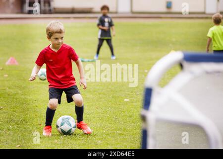 Junge auf dem Fussballplatz, Bonn, 19.06.2024. Bonn Deutschland *** ragazzo sul campo di calcio, Bonn, 19 06 2024 Bonn Germania Copyright: XUtexGrabowskyxp Foto Stock