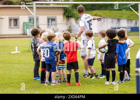 Ehrenamtlicher Trainer Trainiert Kinder auf dem Fussballplatz, Bonn, 19.06.2024. Bonn Deutschland *** il pullman volontario allena i bambini sul campo da calcio Foto Stock