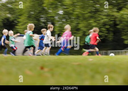 Kinder auf dem Fussballplatz, Bonn, 19.06.2024. Bonn Deutschland *** bambini sul campo di calcio, Bonn, 19 06 2024 Bonn Germania Copyright: XUtexGrabo Foto Stock