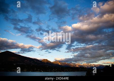 Un'alba illumina le nuvole e le Purcell Mountains sul lago Windermere a Invermere, British Columbia Foto Stock