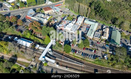 Fotografia aerea con drone degli edifici e della stazione ferroviaria nella strada principale della cittadina di Wentworth Falls nelle Blue Mountains nel nuovo Galles del Sud Foto Stock