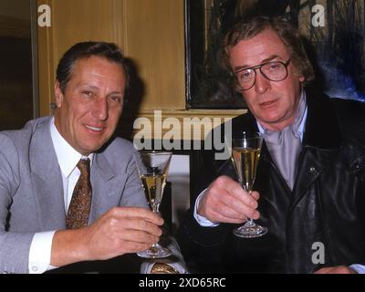 Michael Caine e Frederick Forsyth alla Langan's Brasserie di Londra Promoting the Fourth Photocol, scritto da F.. Forsyth e interpretato da M.. Caine Foto Stock