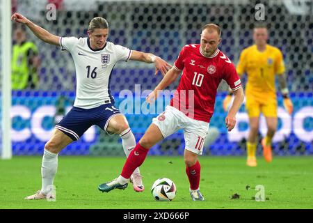 Francoforte, Germania. 20 giugno 2024. Conor Gallagher dell'Inghilterra lotta per il ballo con Jude Bellingham dell'Inghilterra durante la partita di calcio Euro 2024 tra Danimarca e Inghilterra all'Arena di Francoforte, Francoforte, Germania - giovedì 20 giugno 2024. Sport - calcio . (Foto di Spada/LaPresse) credito: LaPresse/Alamy Live News Foto Stock