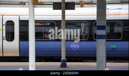 Reading, Regno Unito - 11 giugno 2022 - Un treno sulla nuova linea della metropolitana di Elizabeth London al binario della stazione di Reading Foto Stock