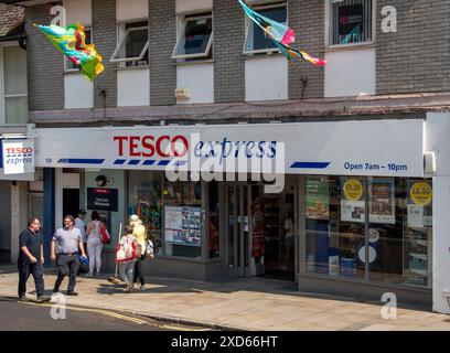 Penzance, Regno Unito - 19 luglio 2022 - la facciata del Tesco Express in Market Jew Street Foto Stock