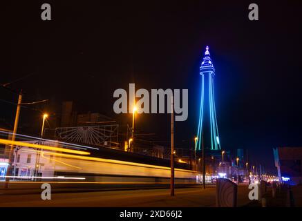 Blackpool, Regno Unito - 11 febbraio 2023 - ripresa notturna delle luci del toower di Blackpool e del lungomare dalla Promenade Foto Stock