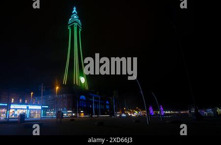 Blackpool, Regno Unito - 11 febbraio 2023 - ripresa notturna delle luci del toower di Blackpool e del lungomare dalla Promenade Foto Stock