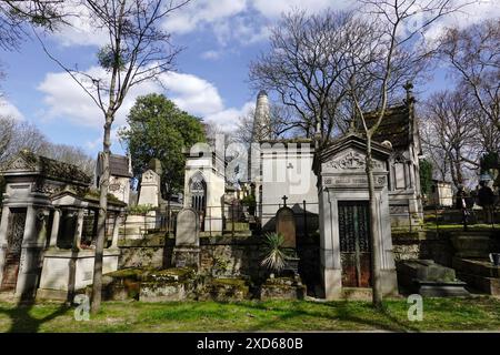 Tombe nel cimitero di Père Lachaise in una giornata di sole a marzo, 20° arrondissement, Parigi, Francia. Foto Stock