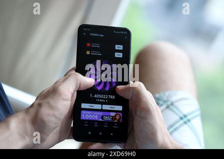 KIEV, UCRAINA - 20 APRILE 2024 Tronix App Telegram bot sullo schermo dello smartphone. TRONIX App è un videogioco cripto basato su Viral Telegram per guadagnare token TRX gestendo uno scambio cripto virtuale Foto Stock