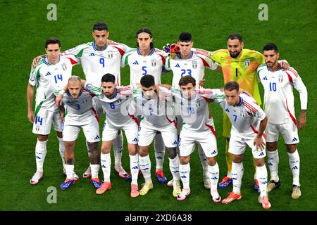 GELSENKIRCHEN - prima fila (l-r) Federico Chiesa d'Italia, Gianluca Scamacca d'Italia, Riccardo Calafiori d'Italia, Alessandro bastoni d'Italia, portiere d'Italia Gianluigi Donnarumma, Lorenzo Pellegrini d'Italia. In prima fila (l-r) Federico Dimarco dell'Italia, Jorginho dell'Italia, Giovanni di Lorenzo dell'Italia, Nicolo Barella dell'Italia, Davide Frattesi dell'Italia durante la partita UEFA EURO 2024 di gruppo B tra Spagna e Italia all'Arena AufSchalke il 20 giugno 2024 a Gelsenkirchen, Germania. ANP | Hollandse Hoogte | Gerrit van Keulen Foto Stock