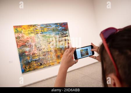 Berlino, Germania, 20 giugno 2024. La gente sta visitando la nuova Galleria Nazionale di Berlino, Neue Nationalgalerie a Berlino, Germania, il 20 giugno 2024. (Foto di Nikolas Kokovlis/NurPhoto)0 credito: NurPhoto SRL/Alamy Live News Foto Stock