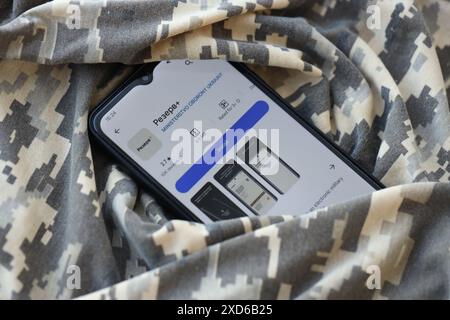 KIEV, UCRAINA - 20 GIUGNO 2024 Rezerv Plus - applicazione ucraina per smartphone con informazioni personali effettive sullo stato di leva per reclute militari e soldati dell'esercito Foto Stock