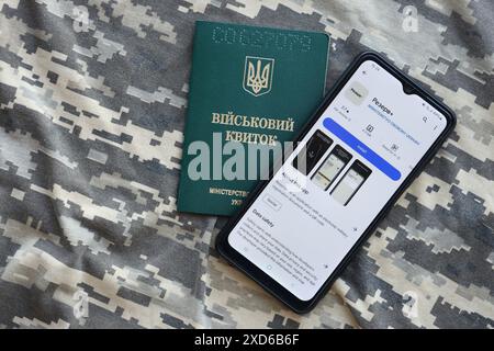 KIEV, UCRAINA - 20 GIUGNO 2024 Rezerv Plus - applicazione ucraina per smartphone con informazioni personali effettive sullo stato di leva per reclute militari e soldati dell'esercito Foto Stock
