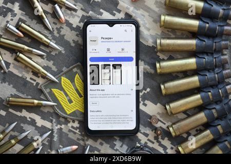 KIEV, UCRAINA - 20 GIUGNO 2024 Rezerv Plus - applicazione ucraina per smartphone con informazioni personali effettive sullo stato di leva per reclute militari e soldati dell'esercito Foto Stock