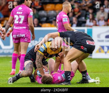 Castleford, Regno Unito. 20 giugno 2024. Betfred Superleague: Castleford Tigers contro Hull KR. Jez Litten di Hull KR affrontato dalla difesa di Castleford. Credito Paul Whitehurst/PBW Media/Alamy Live News Foto Stock