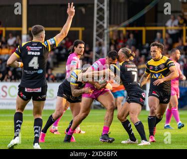 Castleford, Regno Unito. 20 giugno 2024. Betfred Superleague: Castleford Tigers contro Hull KR. PETA Hiku di Hull KR placcato da Jacob Miller dei Castleford Tigers. Credito Paul Whitehurst/PBW Media/Alamy Live News Foto Stock