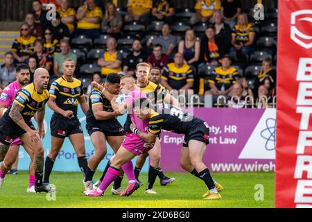 Castleford, Regno Unito. 20 giugno 2024. Betfred Superleague: Castleford Tigers contro Hull KR. Mikey Lewis di Hull KR placcato da Castleford, incluso Tex Hoy. Credito Paul Whitehurst/PBW Media/Alamy Live News Foto Stock